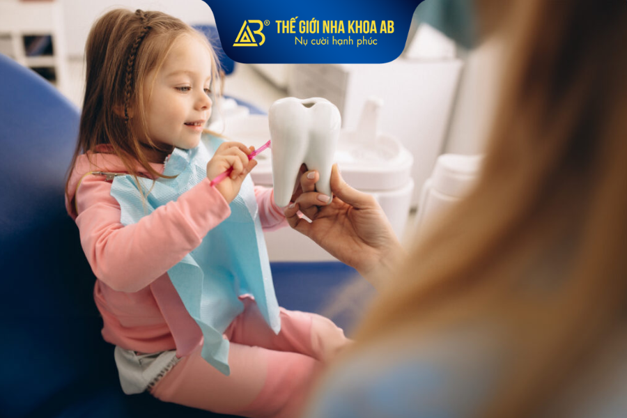 Sau khi niềng răng trẻ được hướng dẫn chăm sóc răng miệng phù hợp