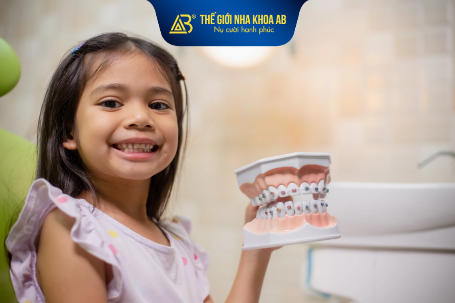Thông thường trẻ sẽ cảm thấy khó chịu trong giai đoạn đầu niềng răng