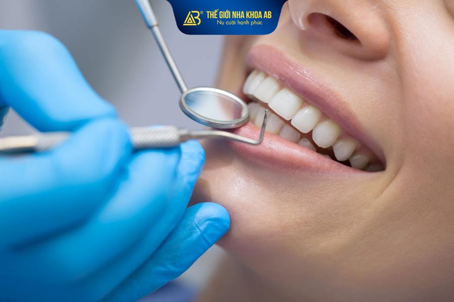Tái khám định kỳ đóng vai trò quan trọng trong việc kiểm soát chất lượng phục hình