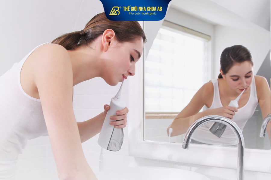 Nên đánh răng bằng thao tác nhẹ nhàng để tránh tác động mạnh lên bề mặt sứ